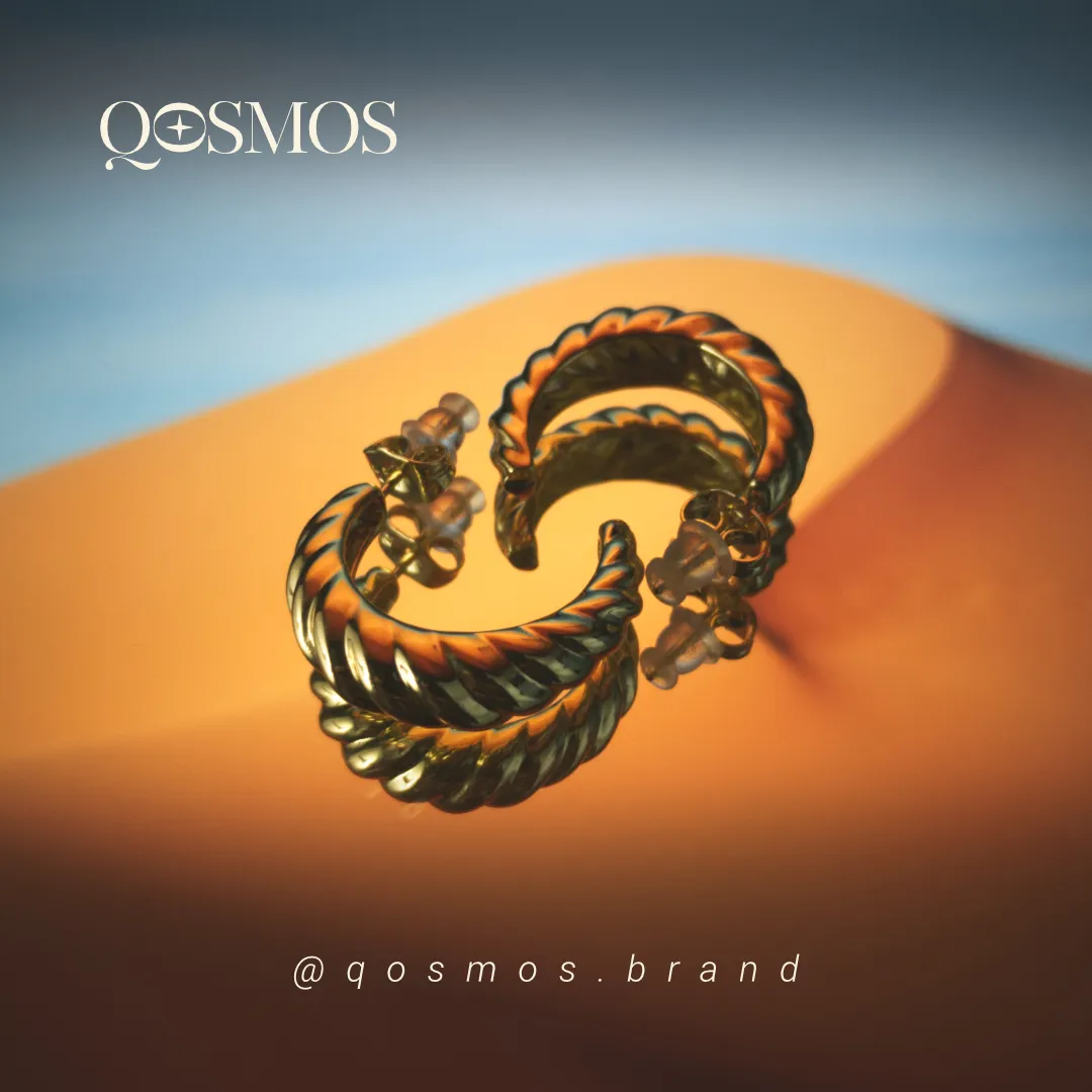 Post de Qosmos aretes con forma de trenza con fondo de arena